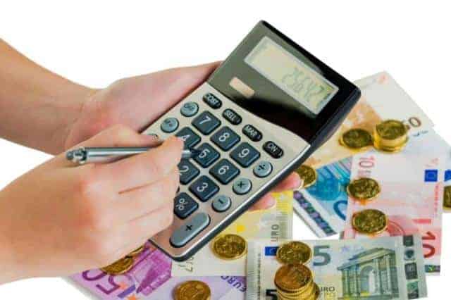 mano con calculadora y facturas.  foto simbólica para ingresos, ganancias, impuestos y costos