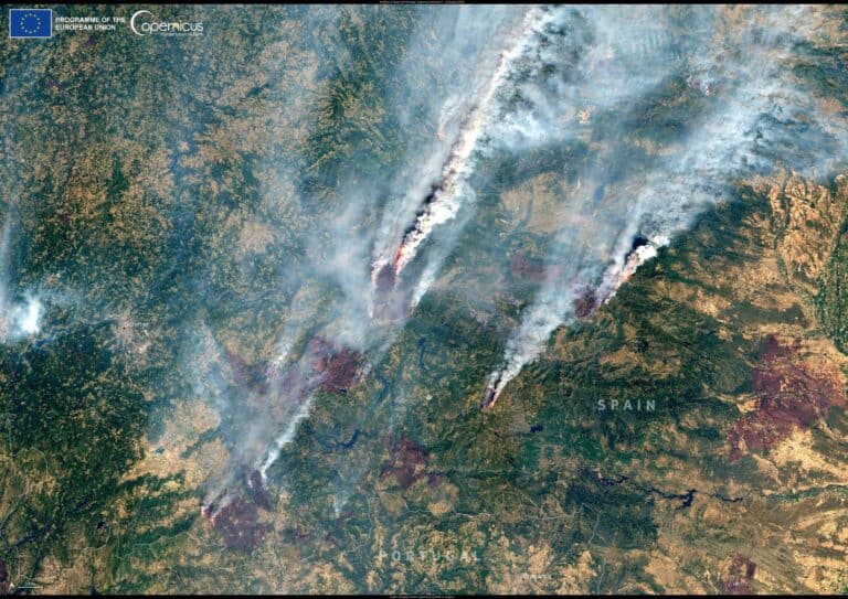 Impresionante imagen del día de Copernicus muestra los devastadores incendios forestales en el noroeste de España